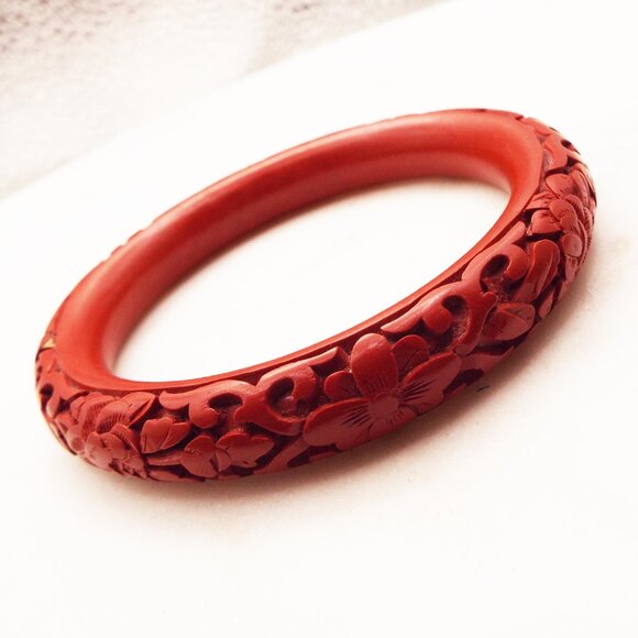 ANTIQUE CHINESE DEEPLY CARVED FLORAL CINNABAR BANGLE BRACELET 39 - Picture 1 of 3